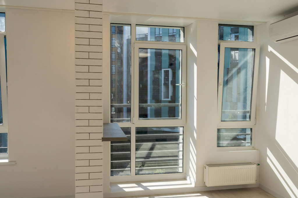 Почему замерзает подоконник?